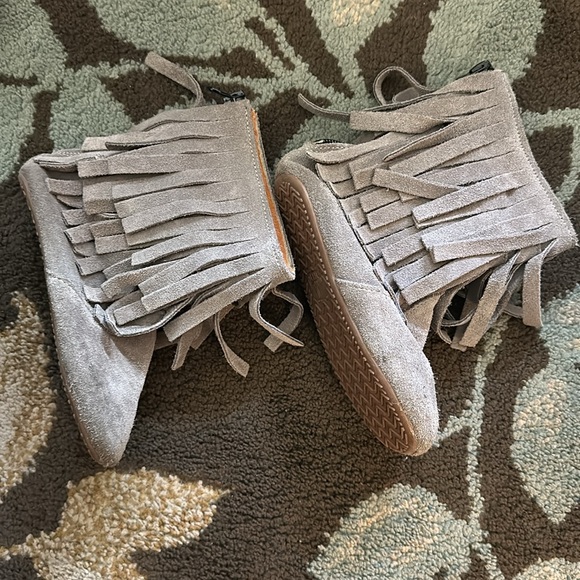 NWOT Monkey feet grey fringe boots size 3-4 years - Picture 3 of 7